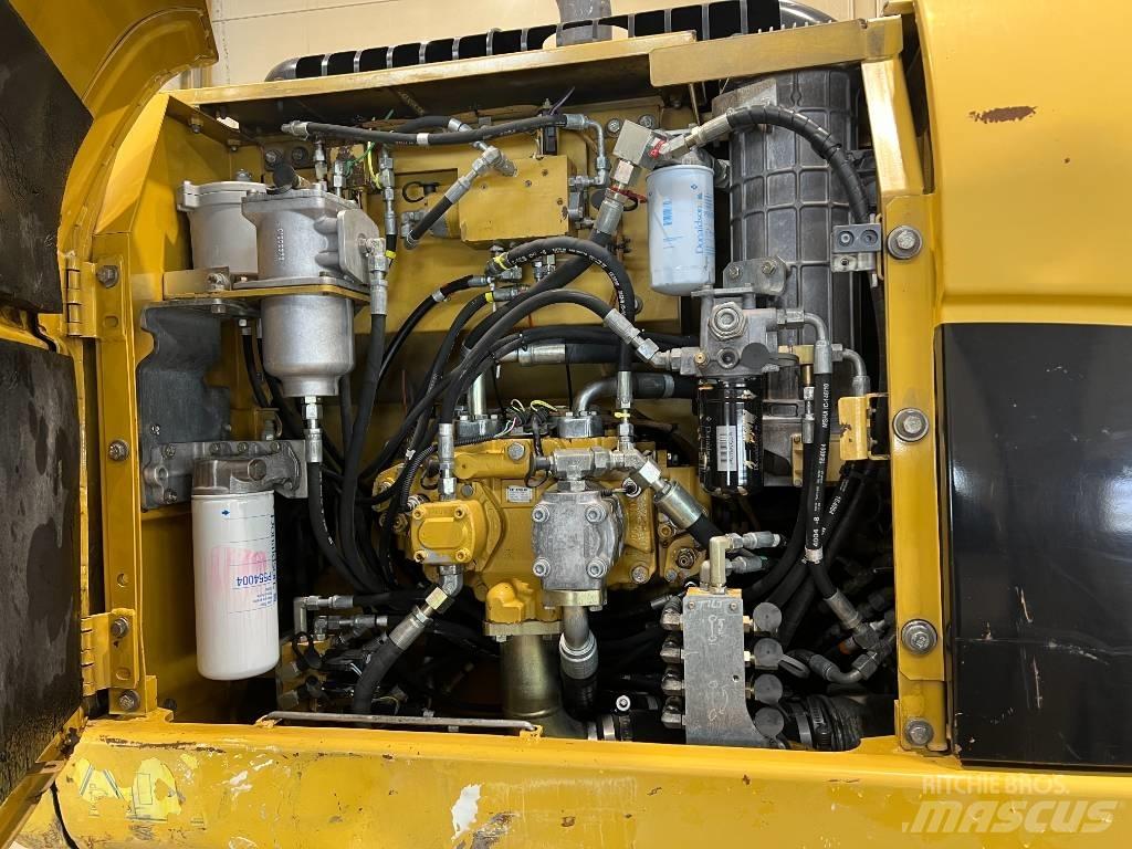 CAT 323 D L حفارات زحافة