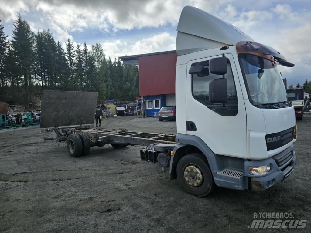 DAF 45-220 شاحنات بمقصورة وهيكل