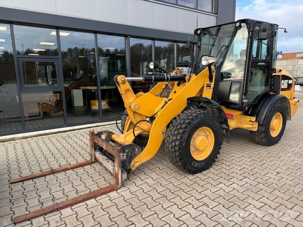CAT 906M لوادر بعجل