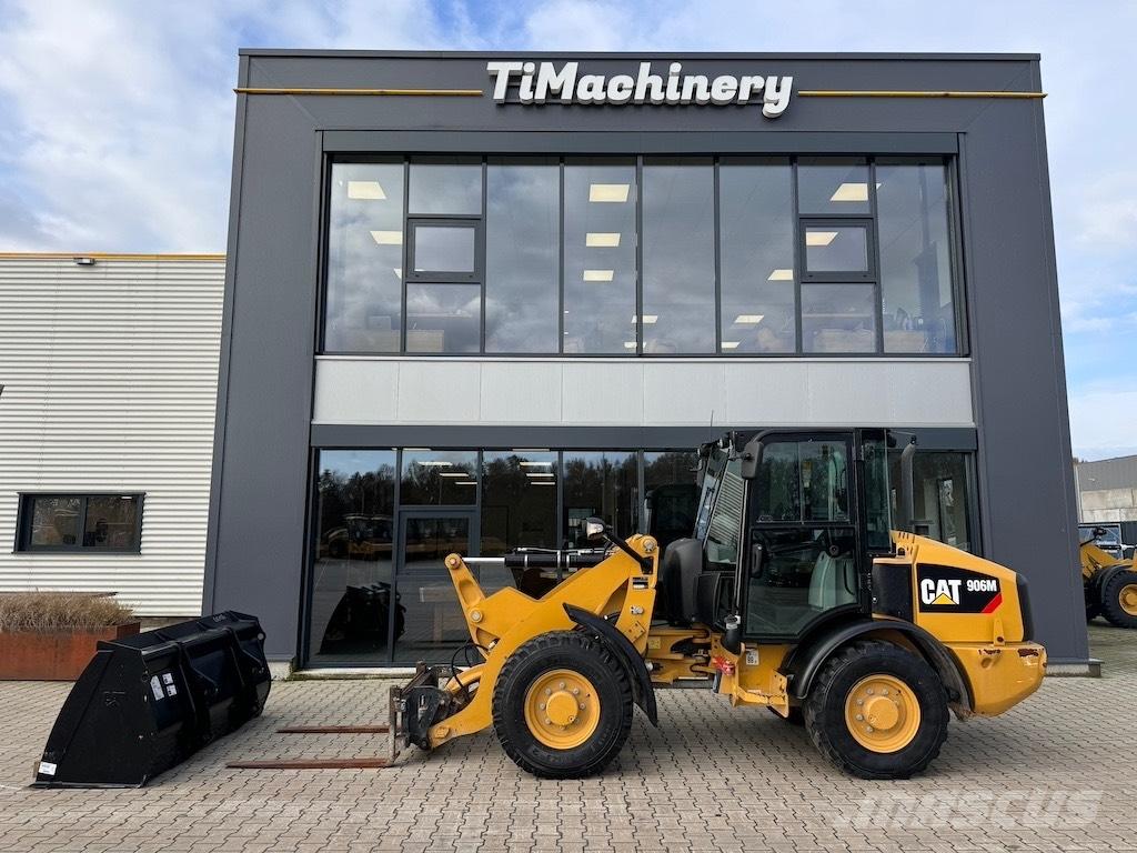 CAT 906M لوادر بعجل