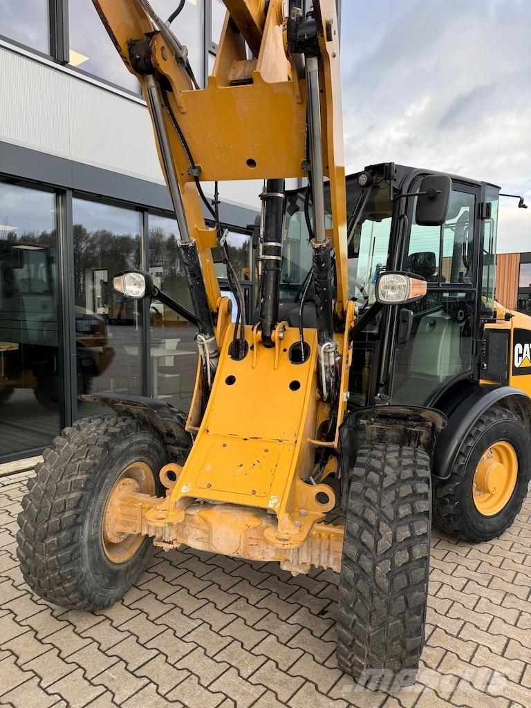 CAT 906M لوادر بعجل
