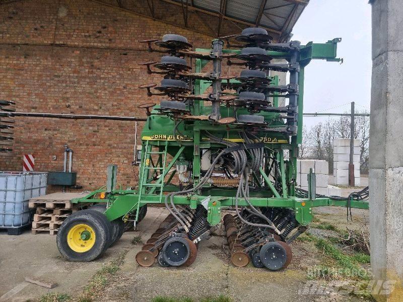 John Deere 750A ماكينات زراعية أخرى