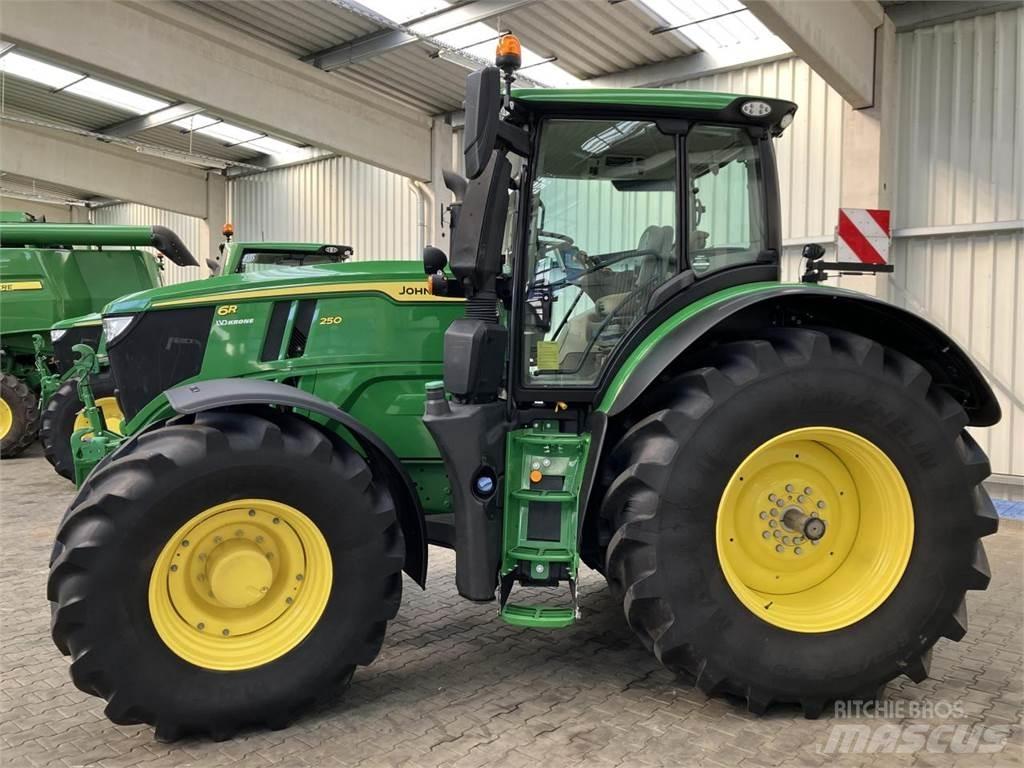 John Deere 6R 250 الجرارات