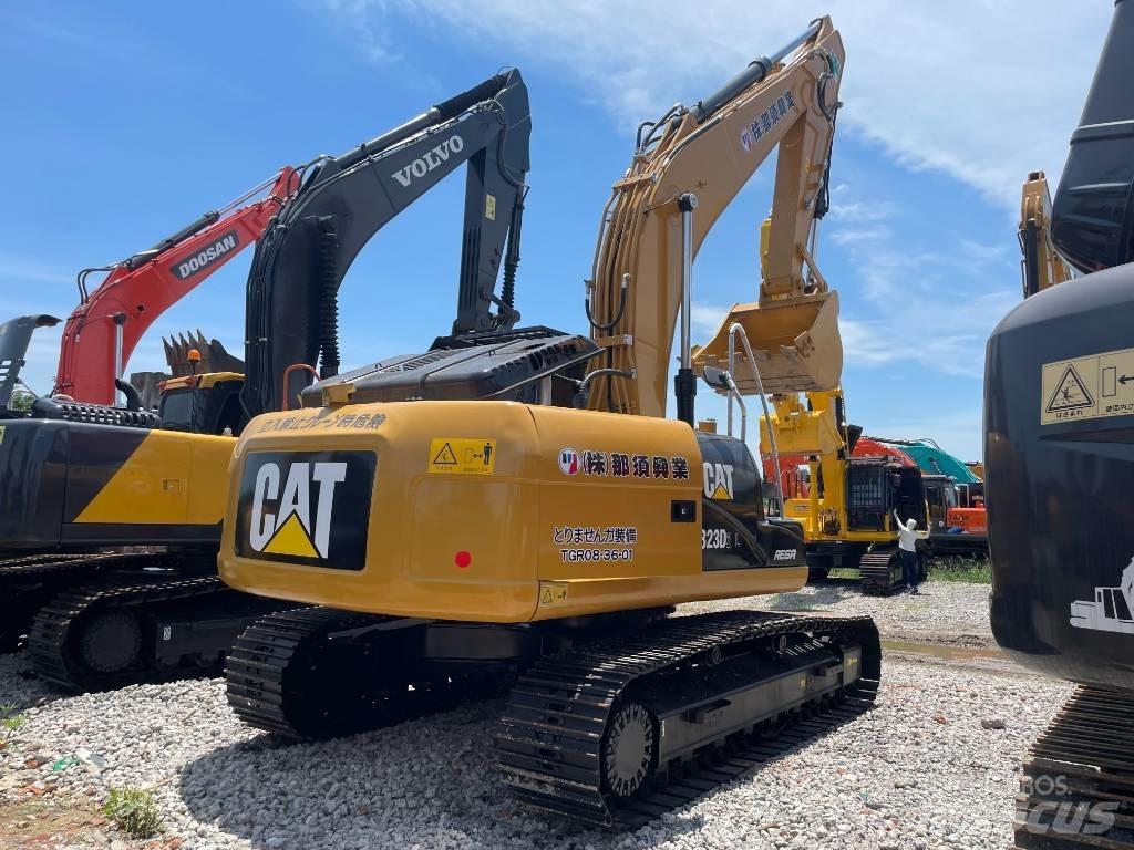 CAT 323D2 حفارات زحافة