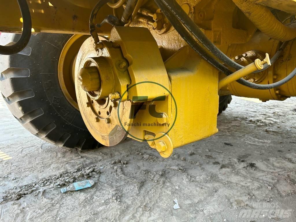 CAT 120 K معدات تمهيد الطرق