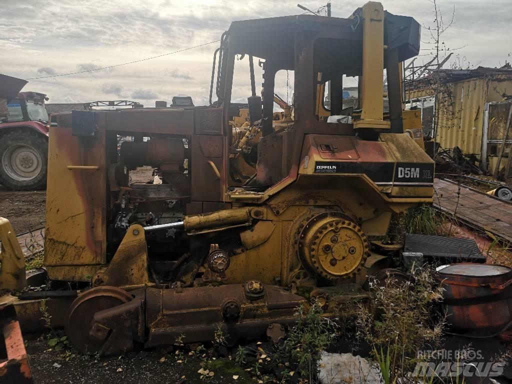 CAT D 5 M XL بلدوزرات مجنزرة