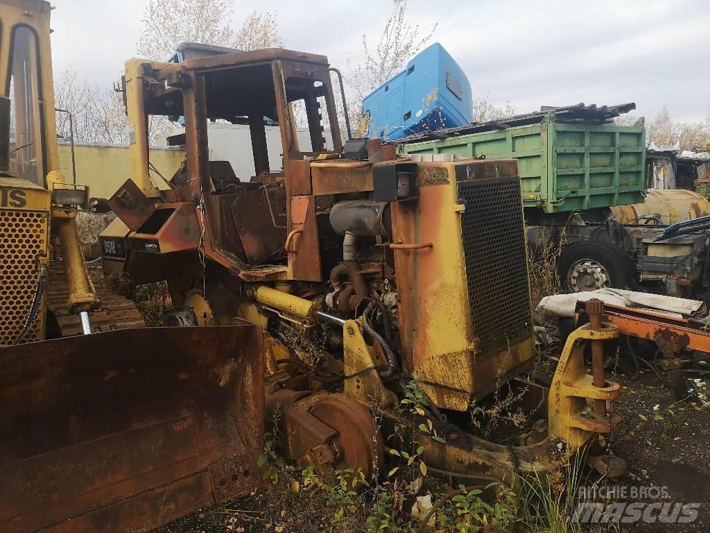 CAT D 5 M XL بلدوزرات مجنزرة