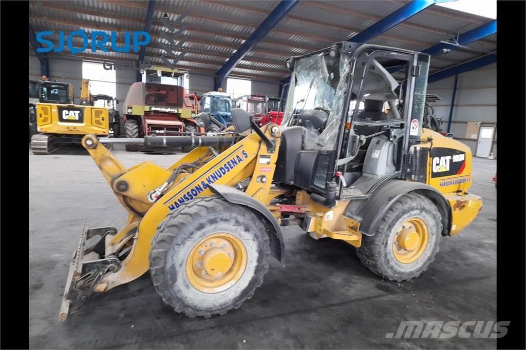 CAT 906 M الجرارات