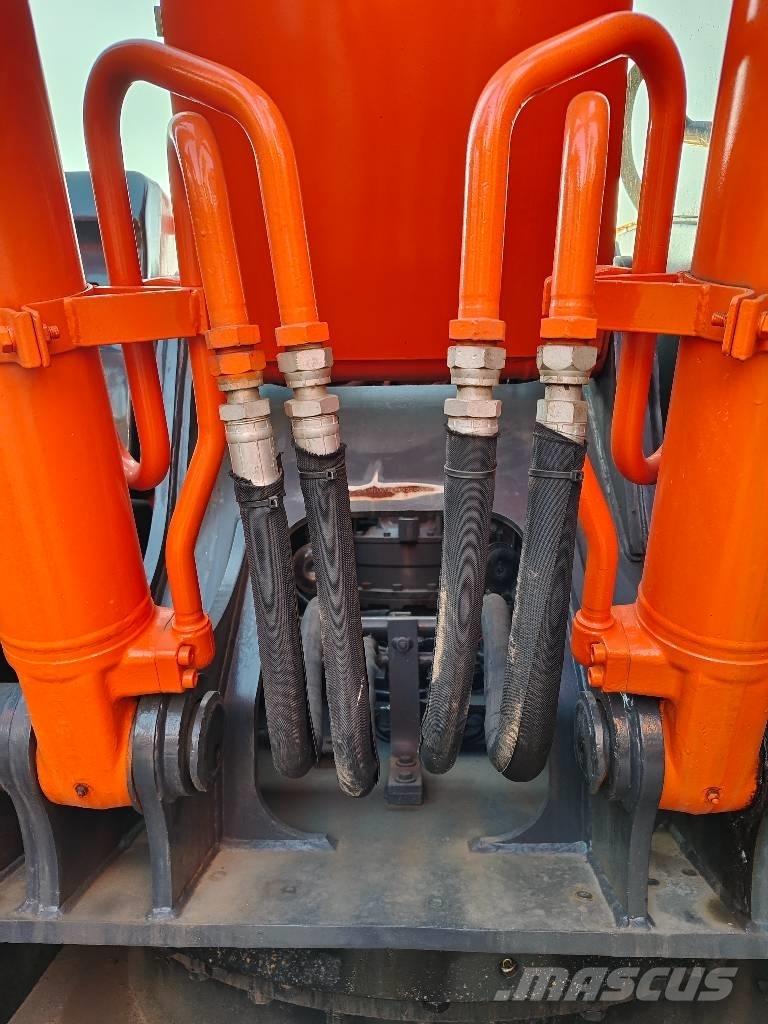 Hitachi ZX 210 حفارات زحافة