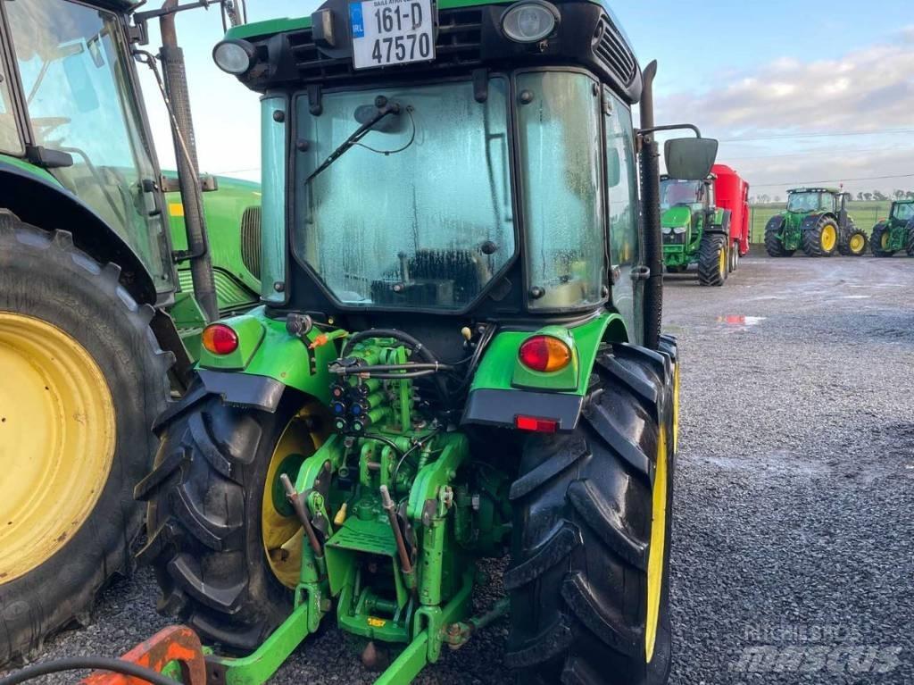 John Deere 5085 GF الجرارات