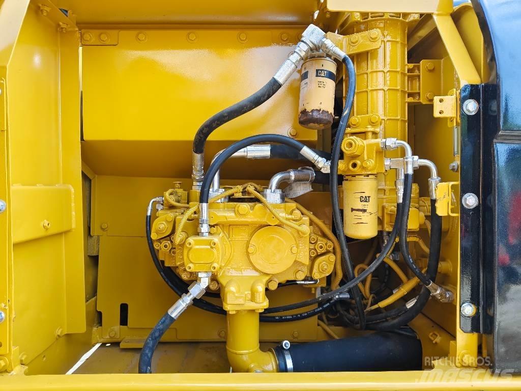 CAT 320 D حفارات زحافة