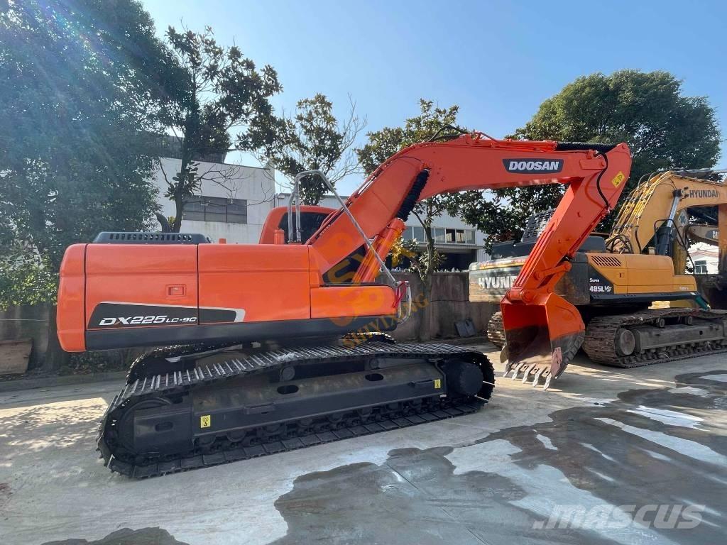 Doosan DX 225 LC حفارات زحافة