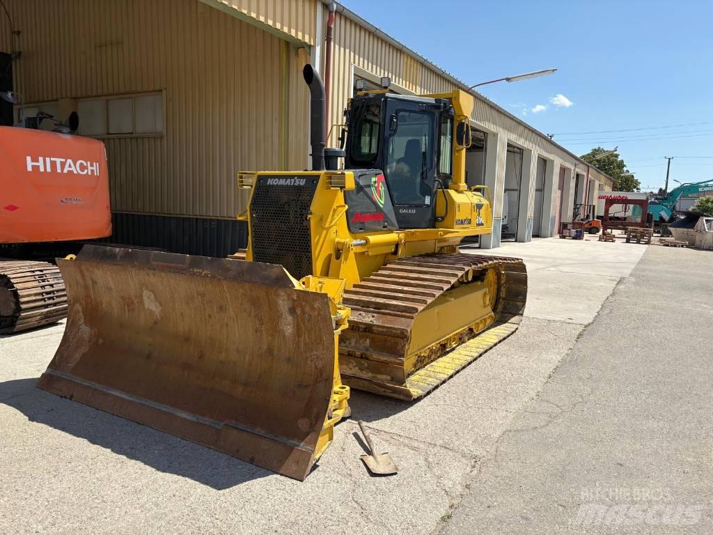 Komatsu 61 PX بلدوزرات مجنزرة