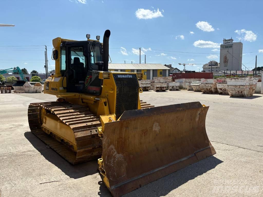 Komatsu 61 PX بلدوزرات مجنزرة