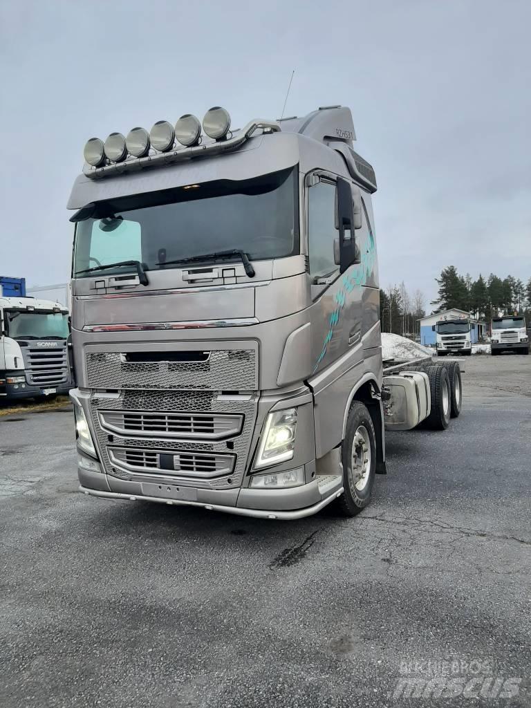 Volvo FH 13 شاحنات بمقصورة وهيكل