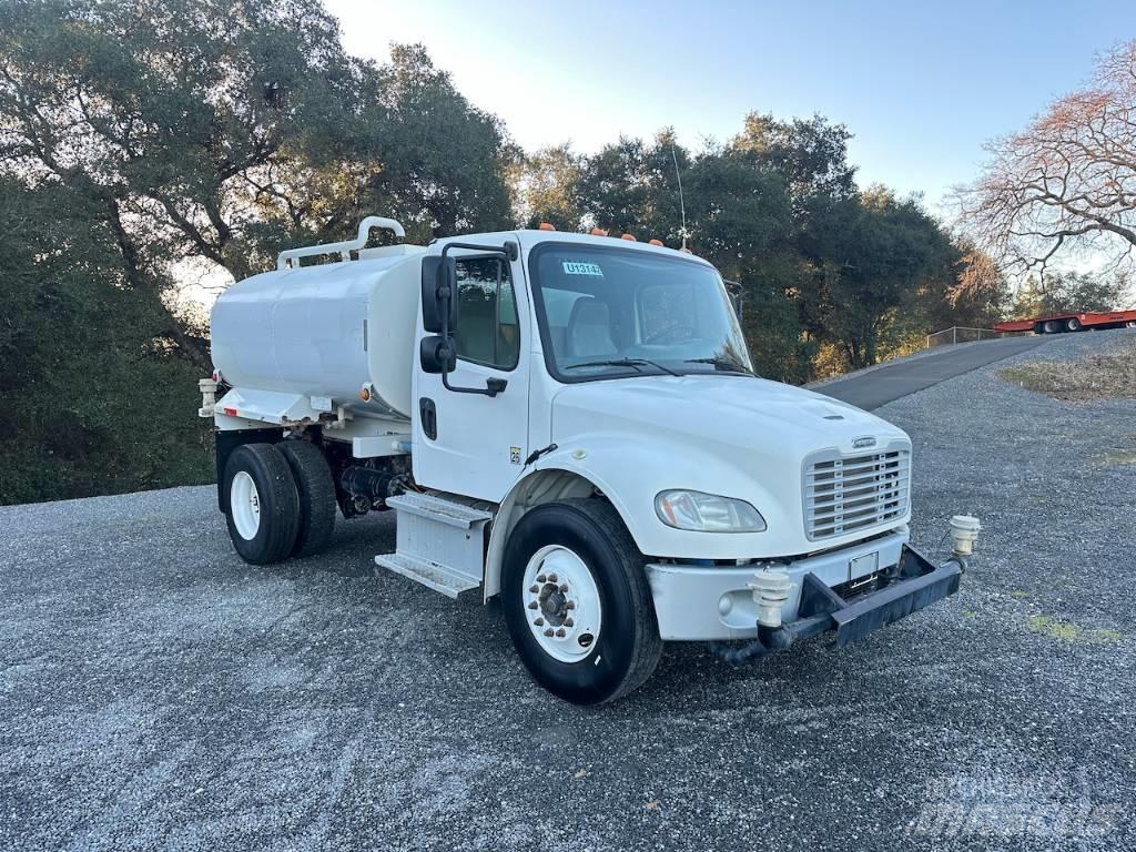 Freightliner M2106 صهاريج مياه