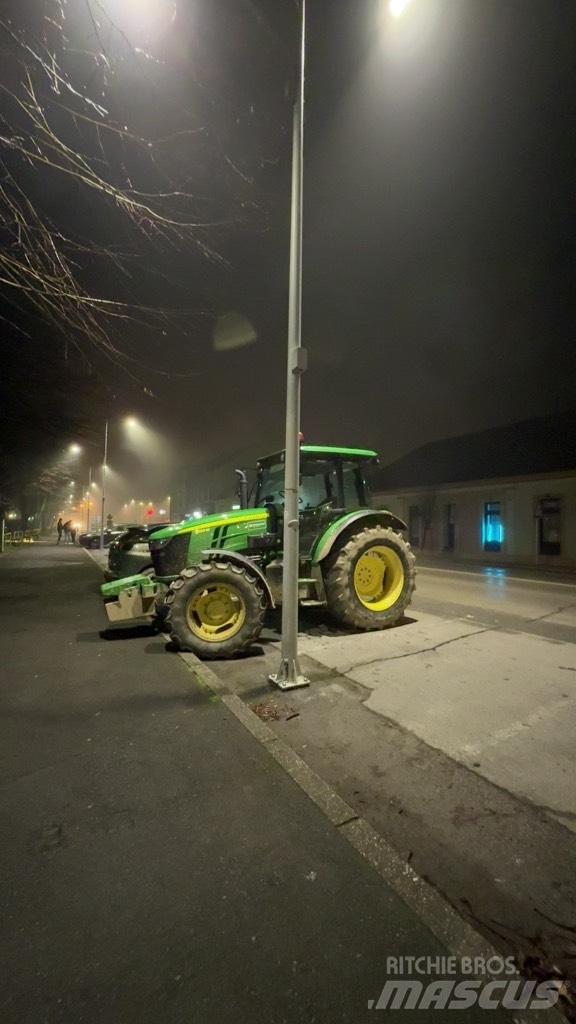 John Deere 5100 M الجرارات