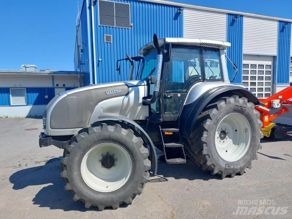 Valtra M 120 E الجرارات