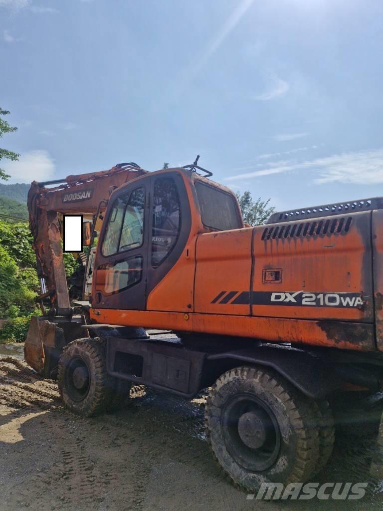 Doosan DX 210 W حفارات بعجل