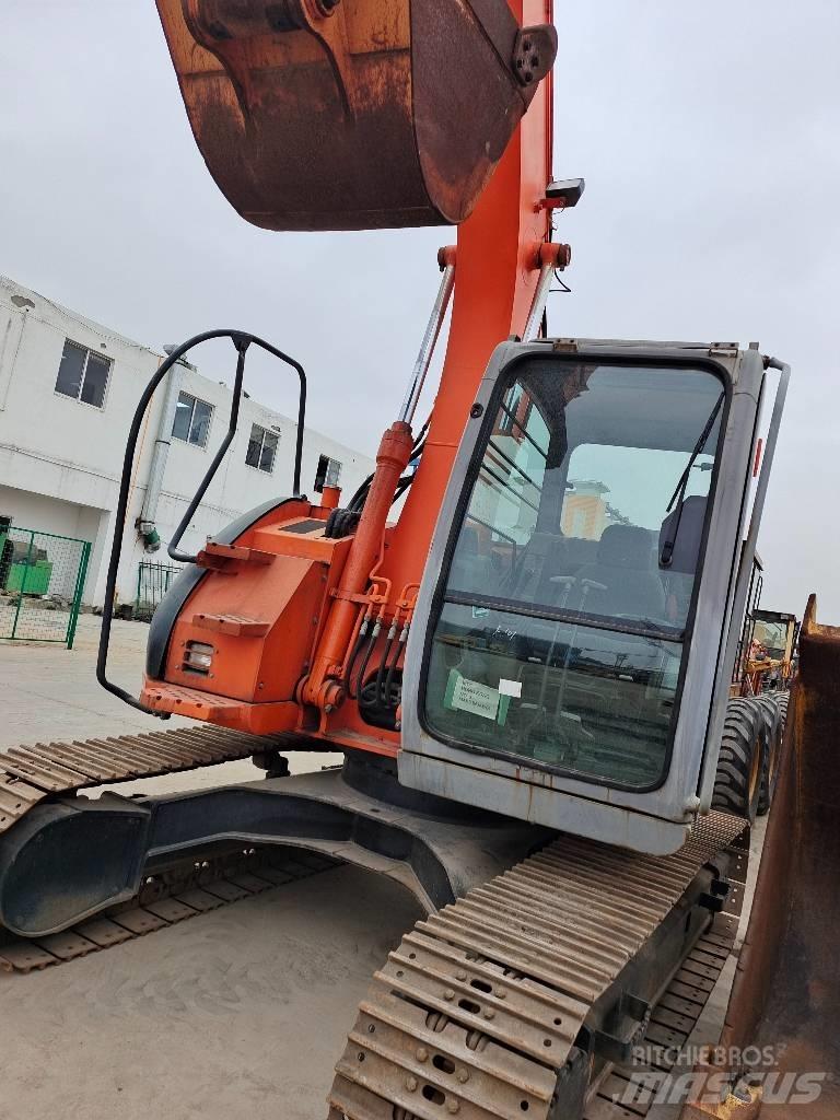Hitachi ZX 135 US حفارات زحافة