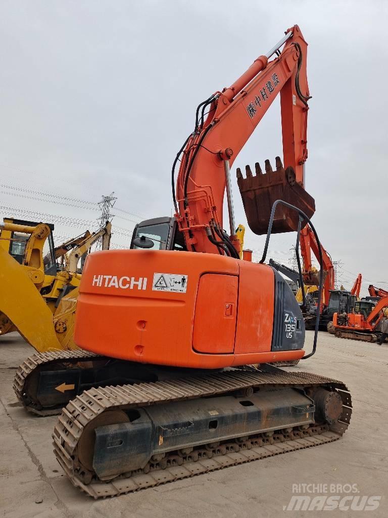 Hitachi ZX 135 US حفارات زحافة