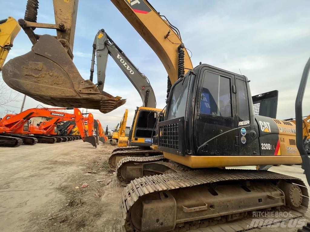 CAT 320 D حفارات زحافة