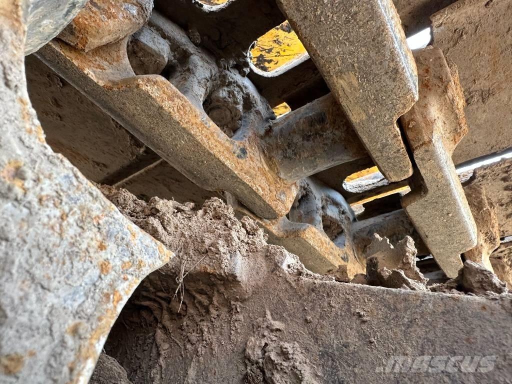 JCB JS 200 LC حفارات زحافة