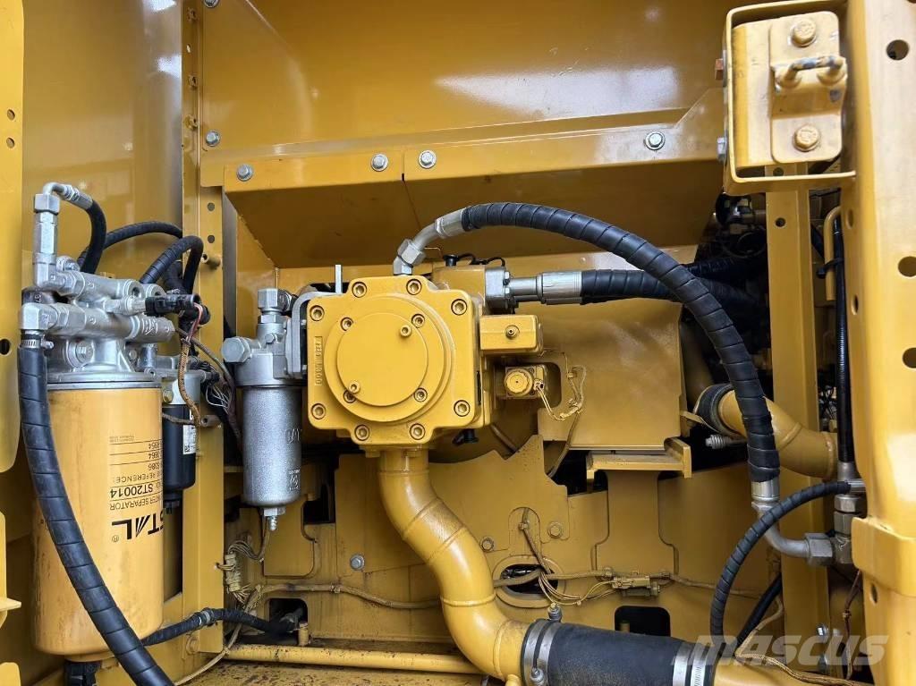 CAT 320 حفارات زحافة