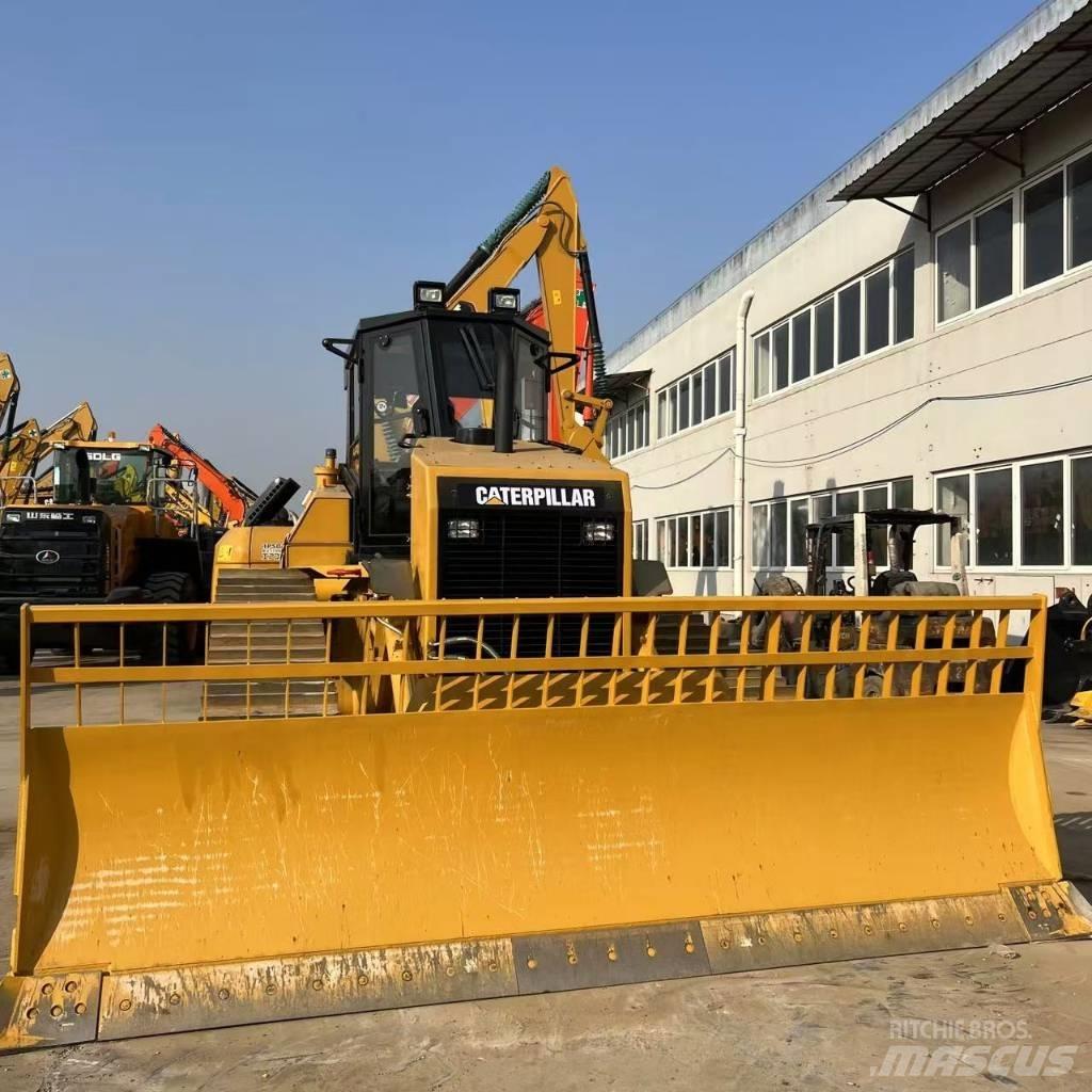CAT D 8 R بلدوزرات مجنزرة