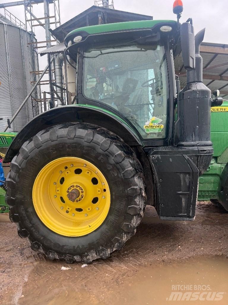 John Deere 8320 R الجرارات