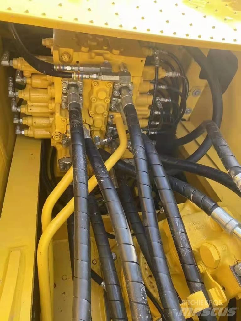 Komatsu PC 220-8 حفارات زحافة