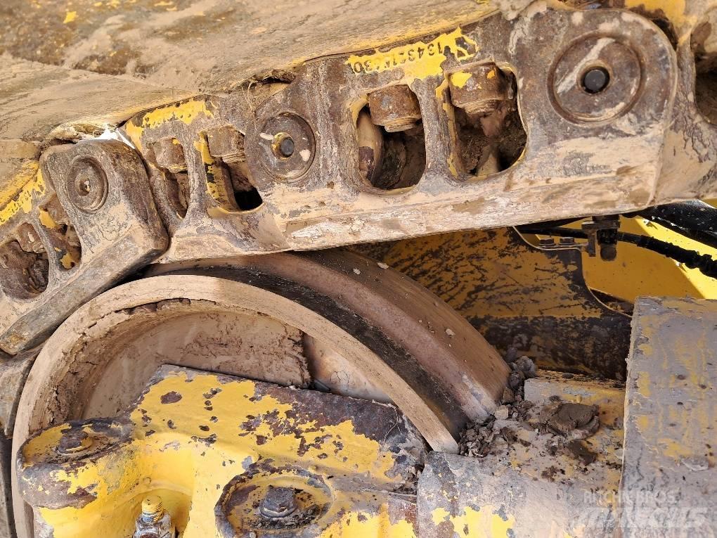Komatsu D61PXI-24E0 بلدوزرات مجنزرة