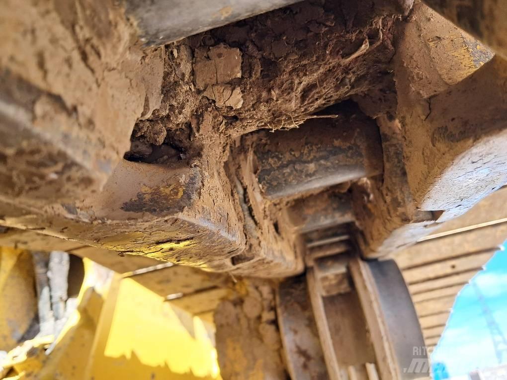 Komatsu D61PXI-24E0 بلدوزرات مجنزرة