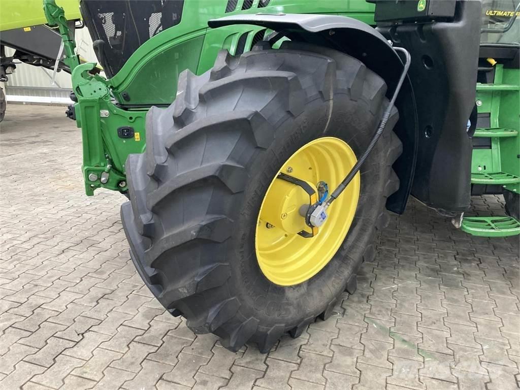 John Deere 6215R الجرارات