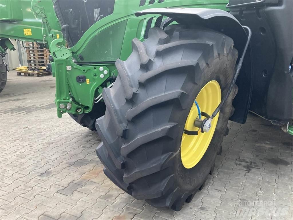 John Deere 6215R الجرارات