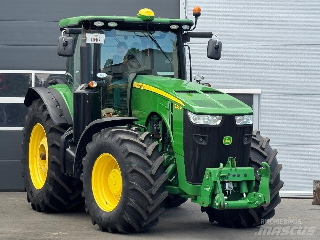 John Deere 8310 R الجرارات