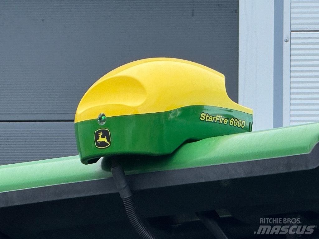 John Deere 8310 R الجرارات