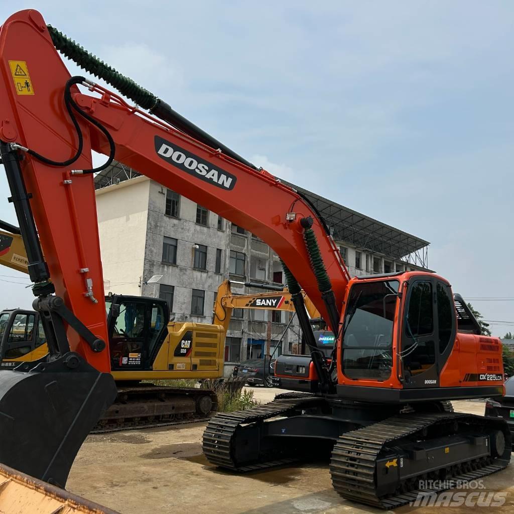 Doosan DX 225 LC حفارات زحافة