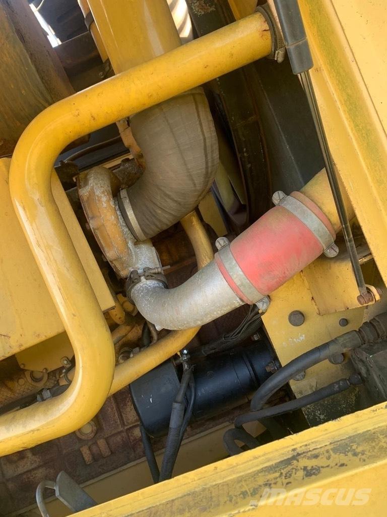 New Holland Fx375 علافات ذاتية الدفع