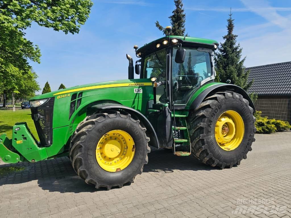 John Deere 8245 R الجرارات