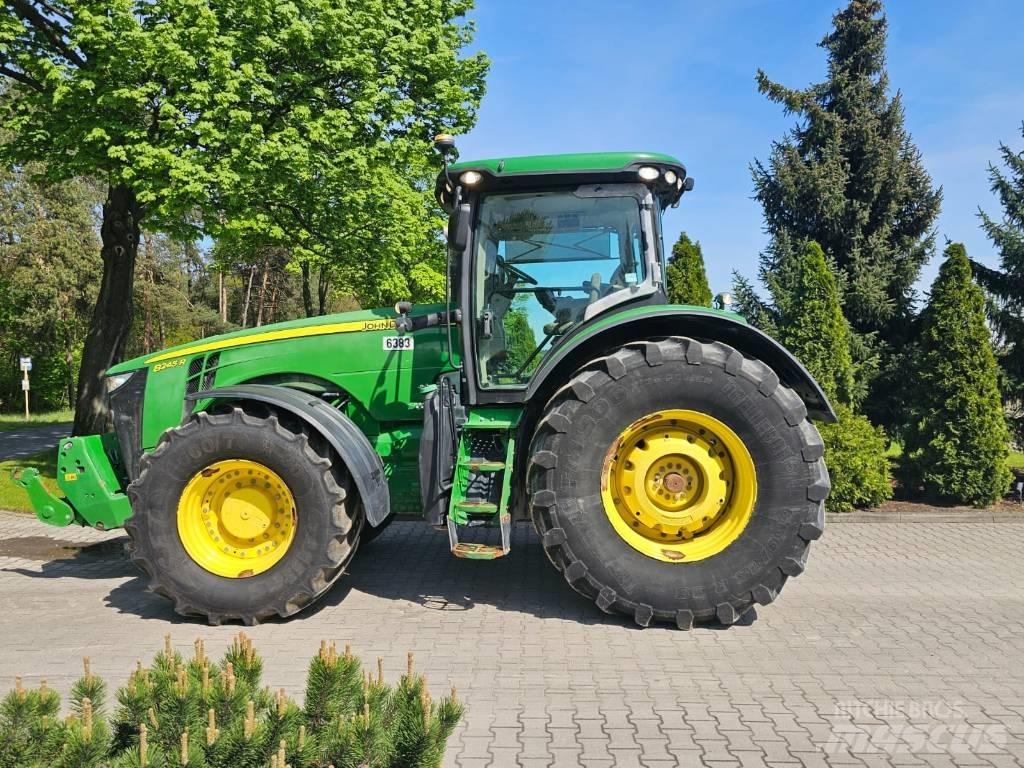 John Deere 8245 R الجرارات