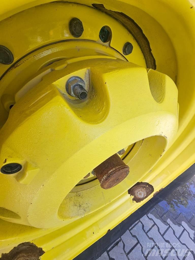 John Deere 8245 R الجرارات