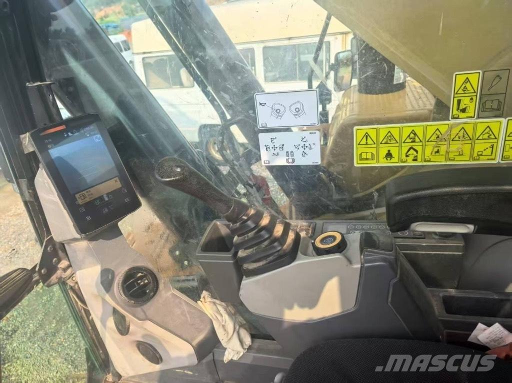 CAT 352 حفارات زحافة
