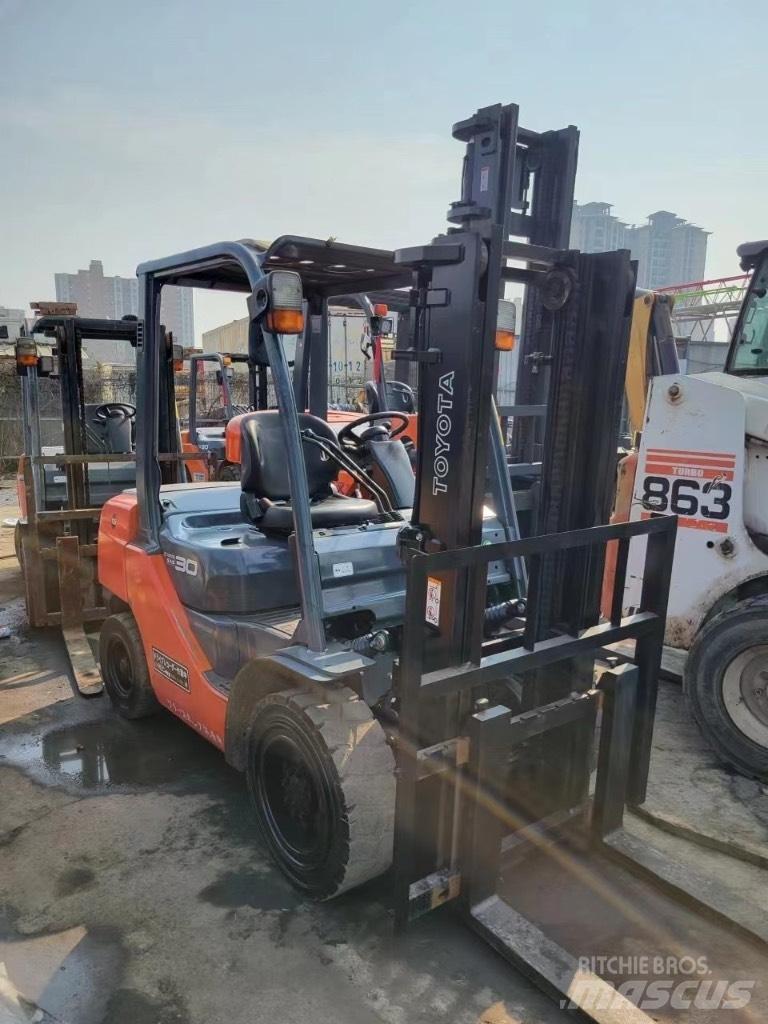 Toyota FD 30 8f شاحنات الديزل