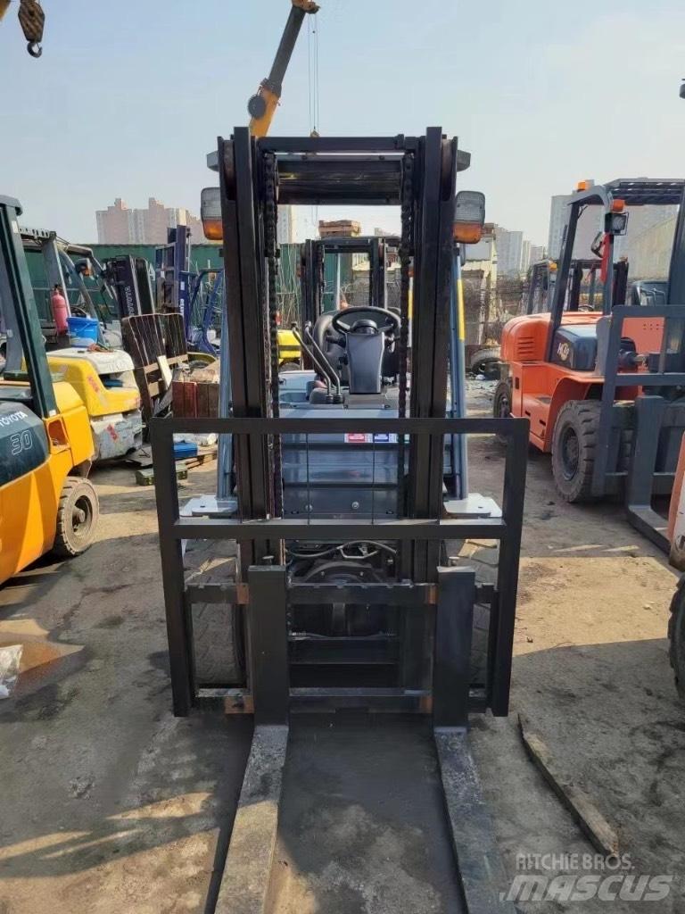 Toyota FD 30 8f شاحنات الديزل