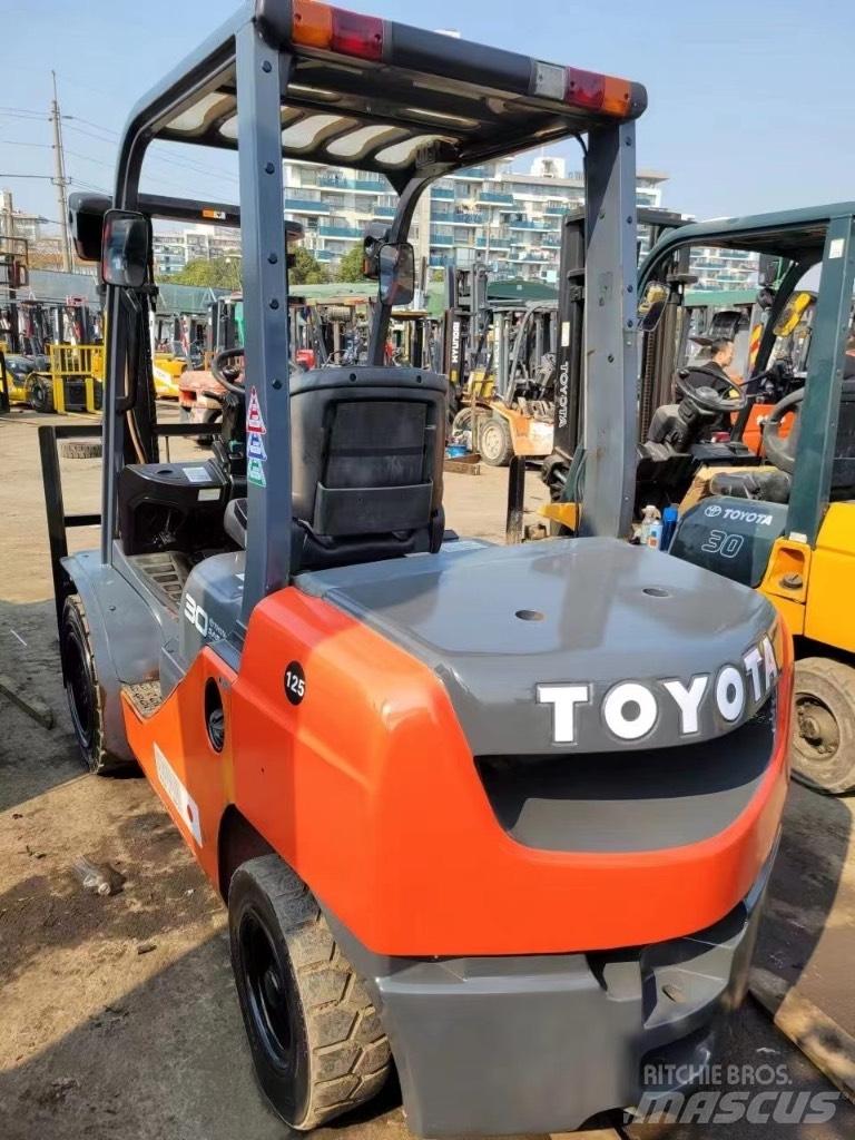 Toyota FD 30 8f شاحنات الديزل