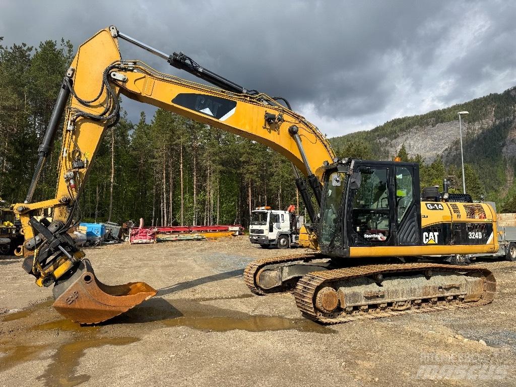 CAT 324 D L حفارات زحافة