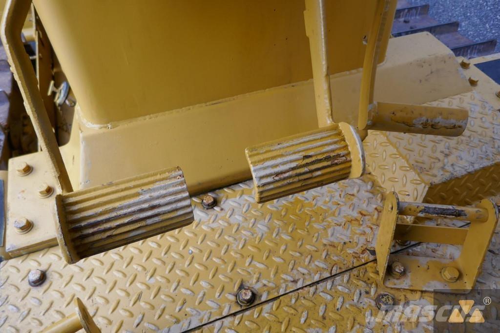CAT D7G Ex-army بلدوزرات مجنزرة