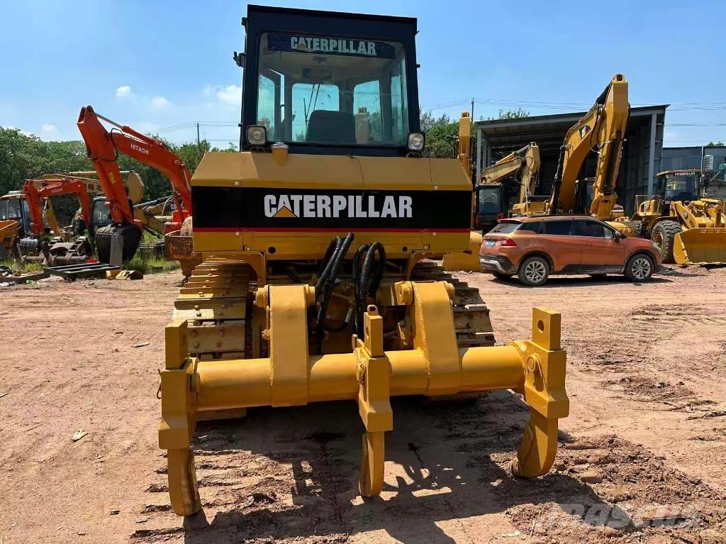 CAT D 6 G بلدوزرات مجنزرة