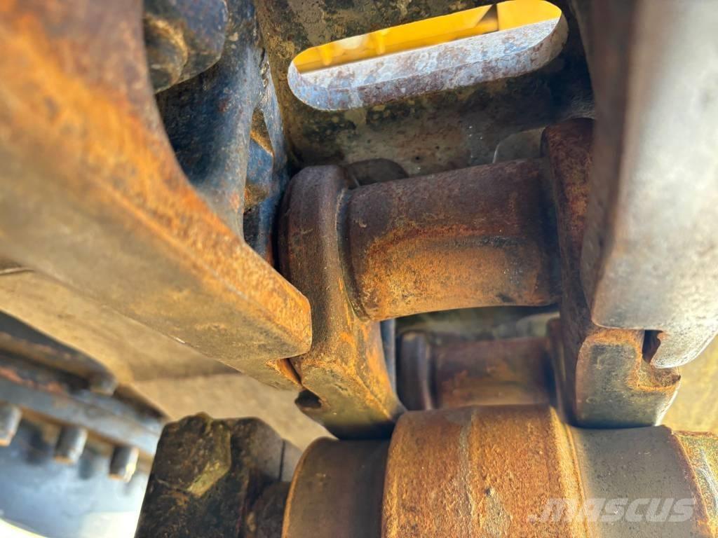 CAT 323 حفارات زحافة